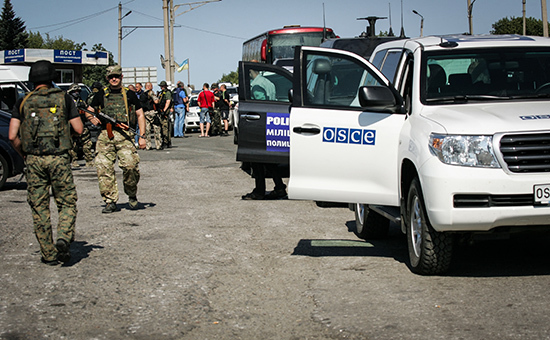 Наблюдатели миссии ОБСЕ на территории ДНР. Фото: Fotobank/Getty Images