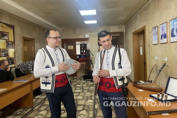 Выставка редких музыкальных инструментов открылась в университете Комрата.