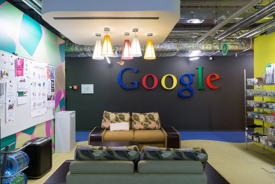 Trei foste angajate Google au acuzat compania de discriminare. Foto: the-village.ru