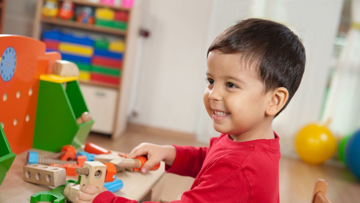 Emoționant: Un copil cu autism a cântat în mijlocul unui magazin