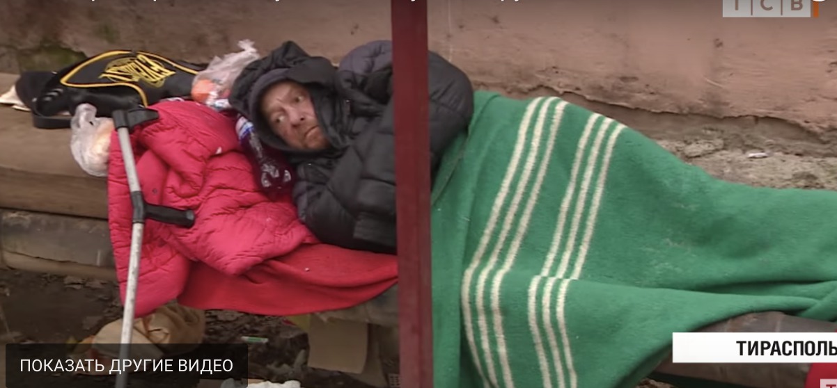 В центре Тирасполя мужчина живет на трубах.