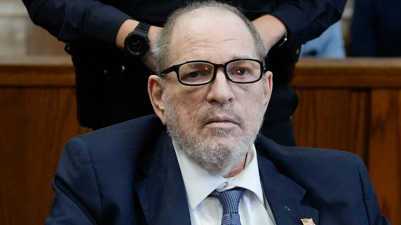 Weinstein, găsit vinovat de agresiune sexuală la rejudecarea unui proces.