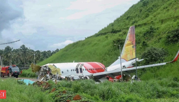 В Индии начали экспертизу "черного ящика" самолета Air India Express. Фото: ukrinform.ru.
