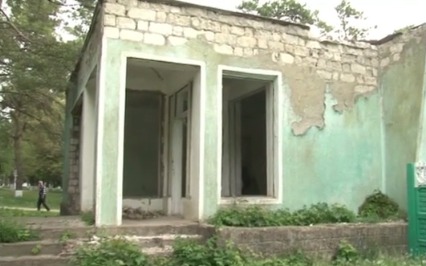 Полтора года назад в селе Столничень при обрушении стены старого склада погиб ребенок.