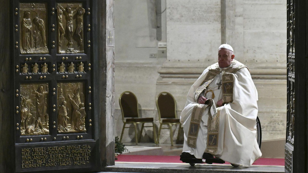 Papa Francisc a suferit două episoade de insuficiență respiratorie acută.