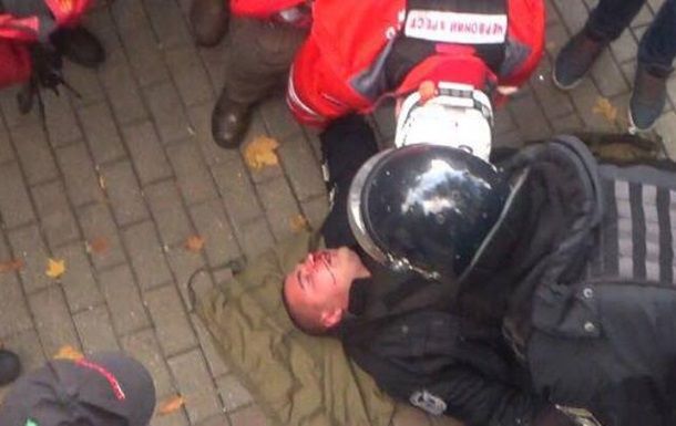 В протестах под парламентом 17 октября избили полицейского.