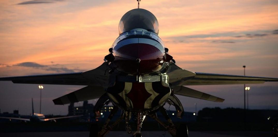 США запретили украинским пилотам обучаться на истребителях F-16.