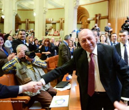 Fostul presedinte Traian Basescu a fost miercuri la sediul PMP, unde si-a luat in primire biroul care i-a fost amenajat inca din luna decembrie a anului trecut.