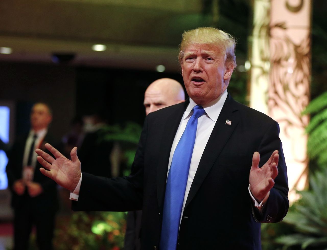 Трамп отметил, что поведение Клинтон играет на руку Республиканской партии.