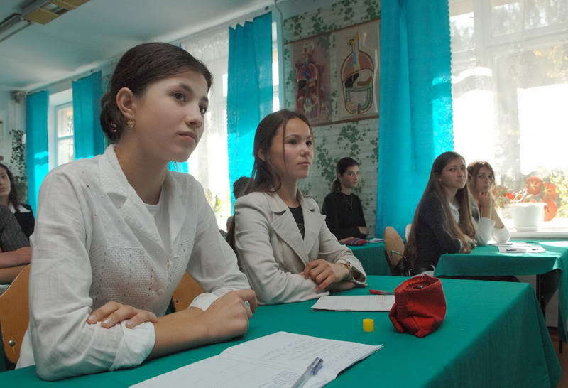 Родители утверждают, что у детей весь год не было преподавателя по профильному предмету.