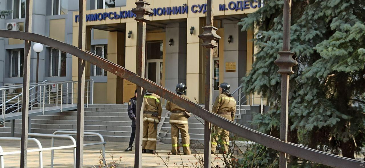 В Одессе обвиняемый угрожал взорвать гранату в суде.