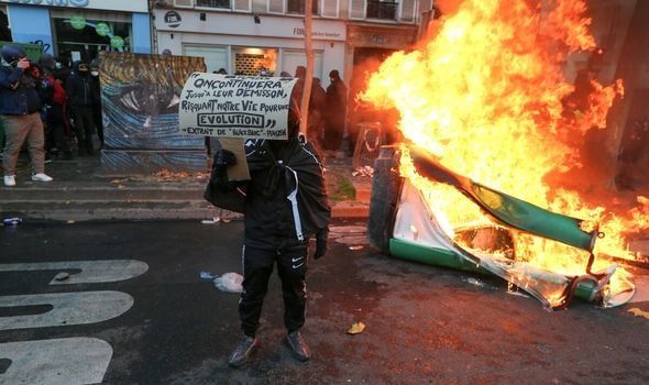В Париже возобновились столкновения между погромщиками и полицией.