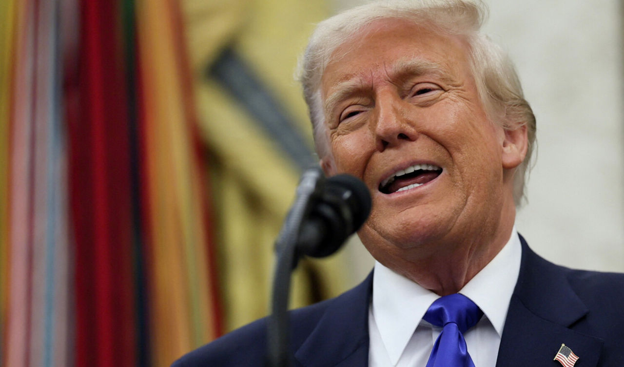 Trump câștigă milioane de dolari din vânzarea chitarelor și Bibliei cu numele său.