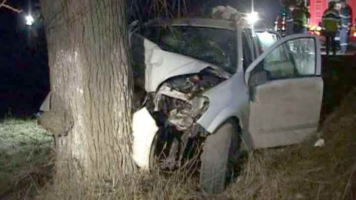 O maşină s-a izbit violent într-un copac. Foto: newspascani.com