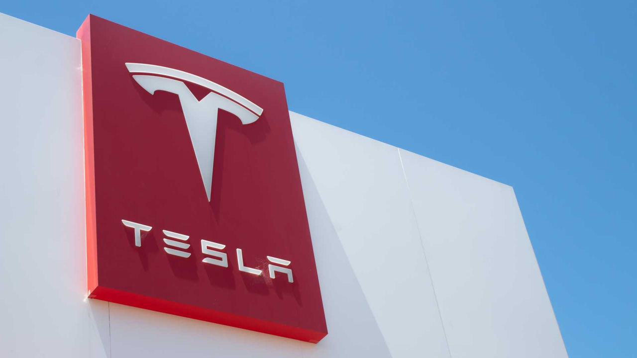 Акции Tesla упали на 7% после презентации роботакси CyberCab.