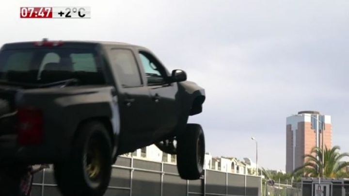 Obiectivul băieţilor a fost de sări cu bolidul de tip pick-up pe o trambulină şi de a scăpa nevătămaţi. 