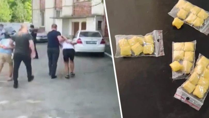 Полицейские задержали двух несовершеннолетних в момент закладки наркотиков.
