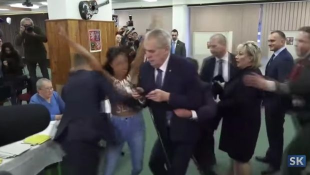 O tânără dezbrăcată a sărit în fața președintelui