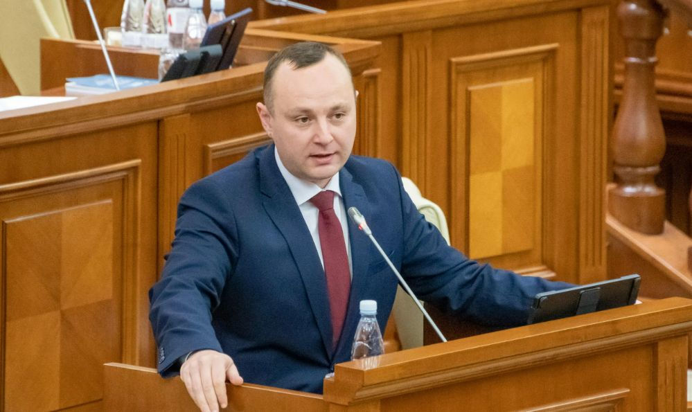 Батрынча: Мы требуем заслушать премьер-министра в парламенте.