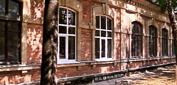 Clădirea fostei şcoli urbane populare numărul 2 a fost construită în anul 1903.