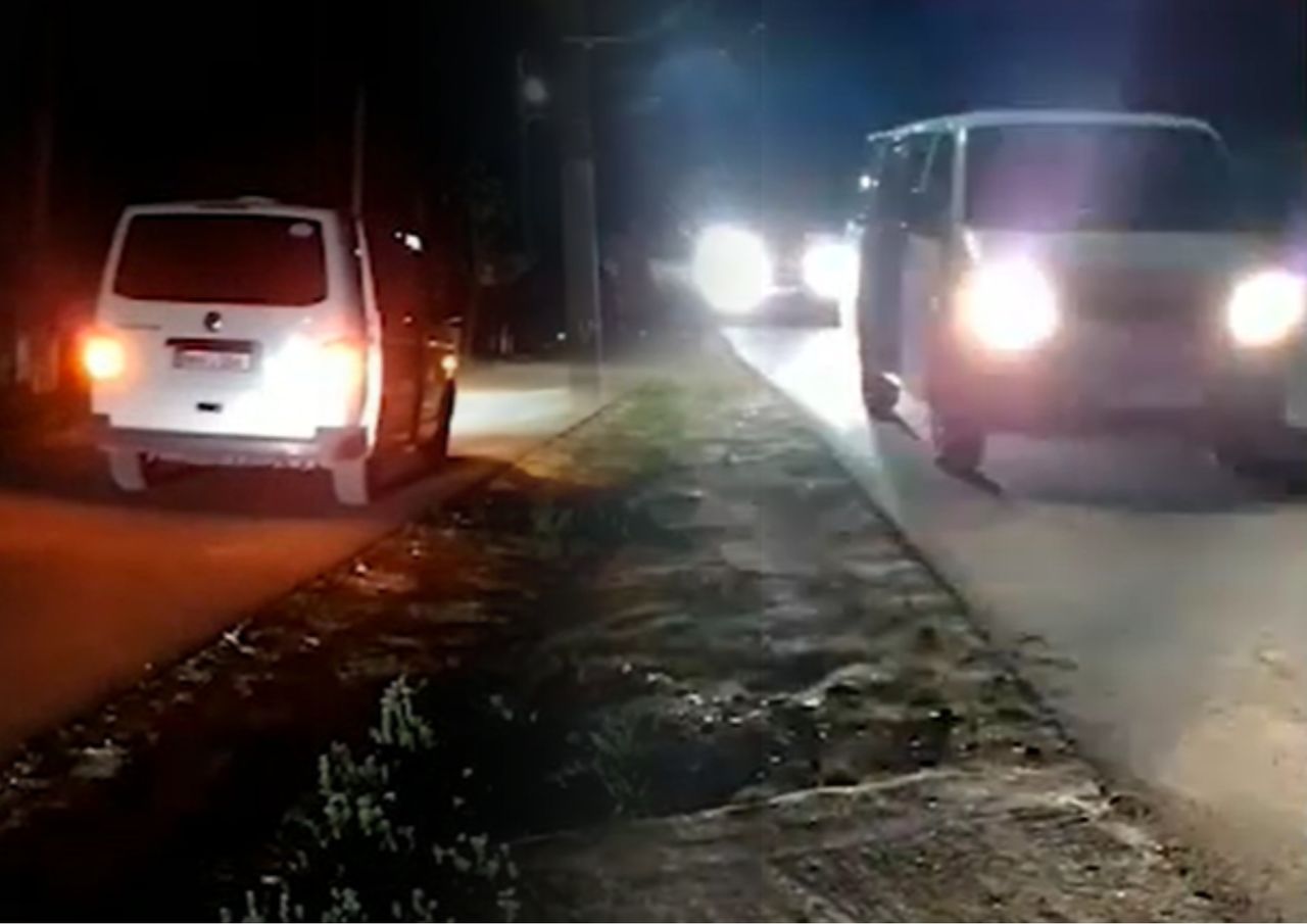 Батюшка из молдавского села освятил праздничные яства из автомобиля.