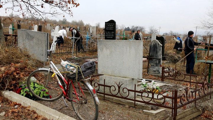Подготовка к Радонице: люди наводят порядок на могилах родных и близких.