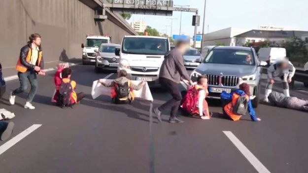 В Берлине водители избили климатических активистов, которые блокировали дороги.