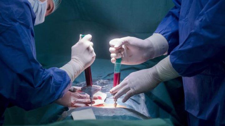 Un bărbat de 60 de ani a murit la două zile după un transplant de inimă.