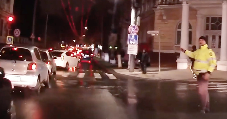 В Кишиневе из-за пробок полиция разрешает ехать по полосе для транспорта.