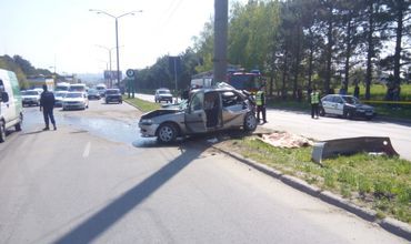 Două autoturisme s-au ciocnit frontal, iar unul din ele s-a oprit într-un pilon. Foto: protv.md