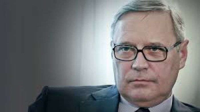 Opozantul Mihail Kasianov, filmat în ipostaze indecente cu o activistă. Foto: youtube.com
