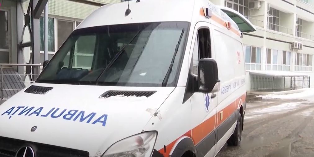 Около 100 человек доставили в ИСМП после падений на скользких дорогах.