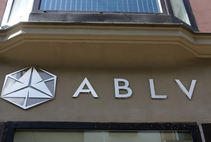 Transparency International Latvia предупреждает, что добровольная ликвидация банка ABLV может привести к потере улик об отмывании $102,3 млн, часть из которых были отмыты через банки РМ. Фото: mixnews.lv.