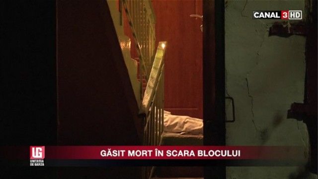 Un bărbat de 50 de ani a fost găsit fără suflare chiar în scara blocului în care locuia.