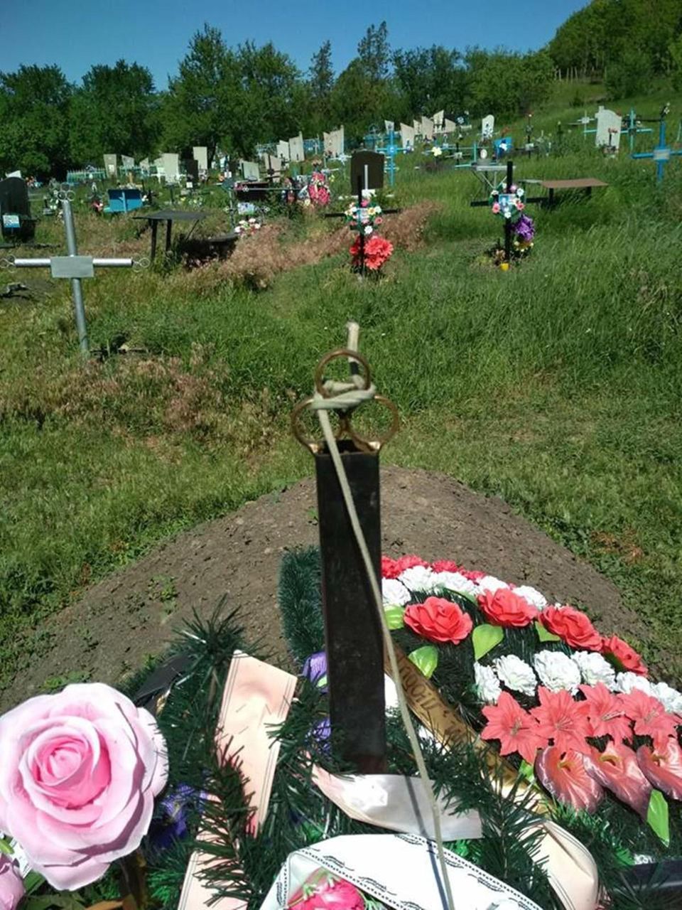 В Каушанском районе мужчина повесился на могильном кресте своей жены.