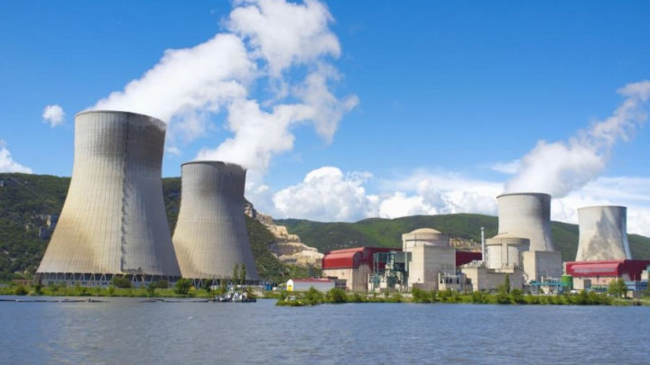 Franța se angajează să închidă până la 17 reactoare nucleare înainte de 2025. 