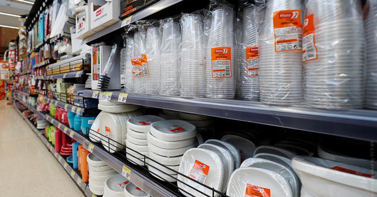 Несмотря на запрет, в магазинах все еще продают посуду из пластика.