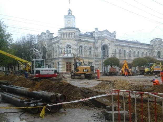 Земляные работы в Кишиневе напоминают горожанам военные действия.
