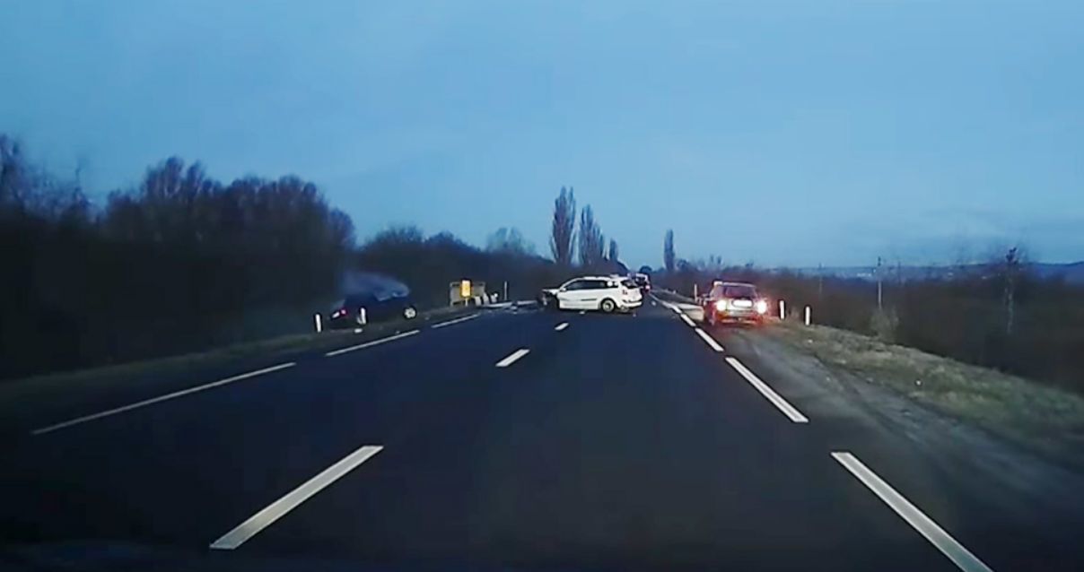 Обгон привел к серьезной аварии на трассе в Новых Аненах.