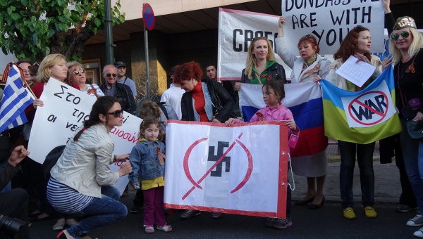 Пришедшие на митинг люди скандировали лозунги, осуждающие действия националистически настроенных групп на Украине.