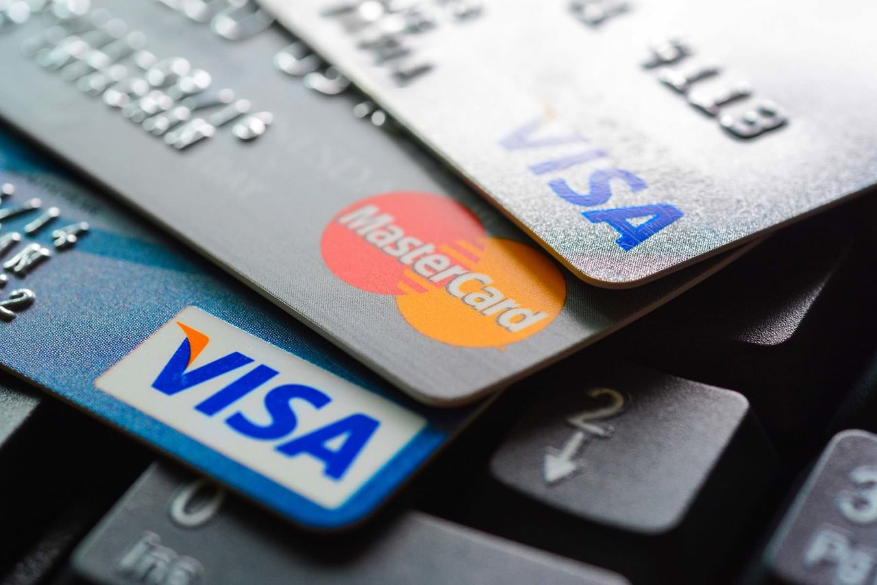 Mastercard и Visa запретили использовать карты на порносайте Pornhub.