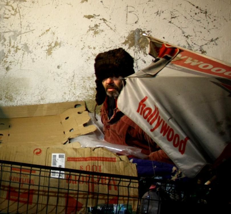 Un bărbat fără adăpost, rănit după ce a fost aruncat într-o mașină de gunoi