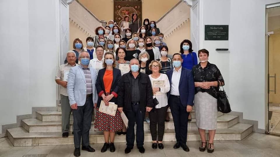 Социальные работники с большим стажем награждены дипломами.