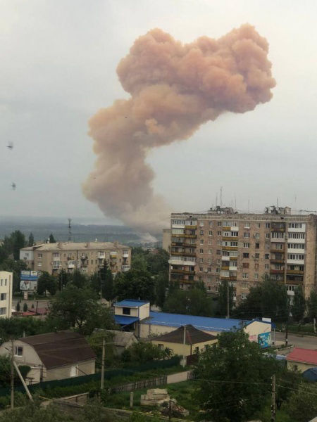 Украина сообщила о попадании снаряда в цистерну с азотной кислотой в Северодонецке.