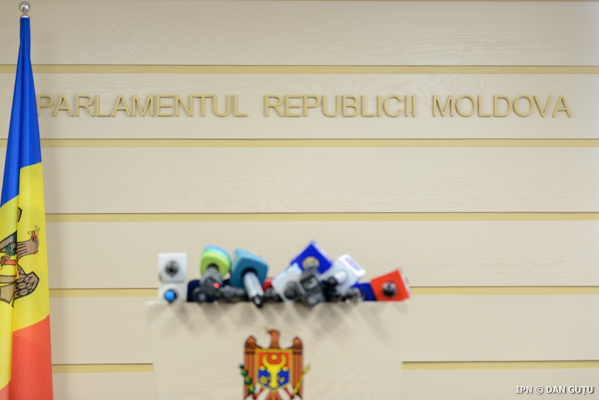 Либералы требуют, чтобы в парламенте говорили только на румынском языке, а коммунисты настаивают на использование русского языка.