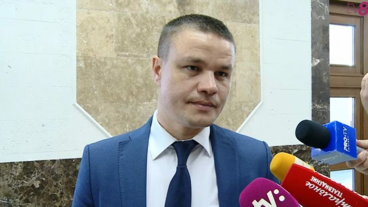 Робу просит КС проверить законность снижения зарплаты прокурорам.