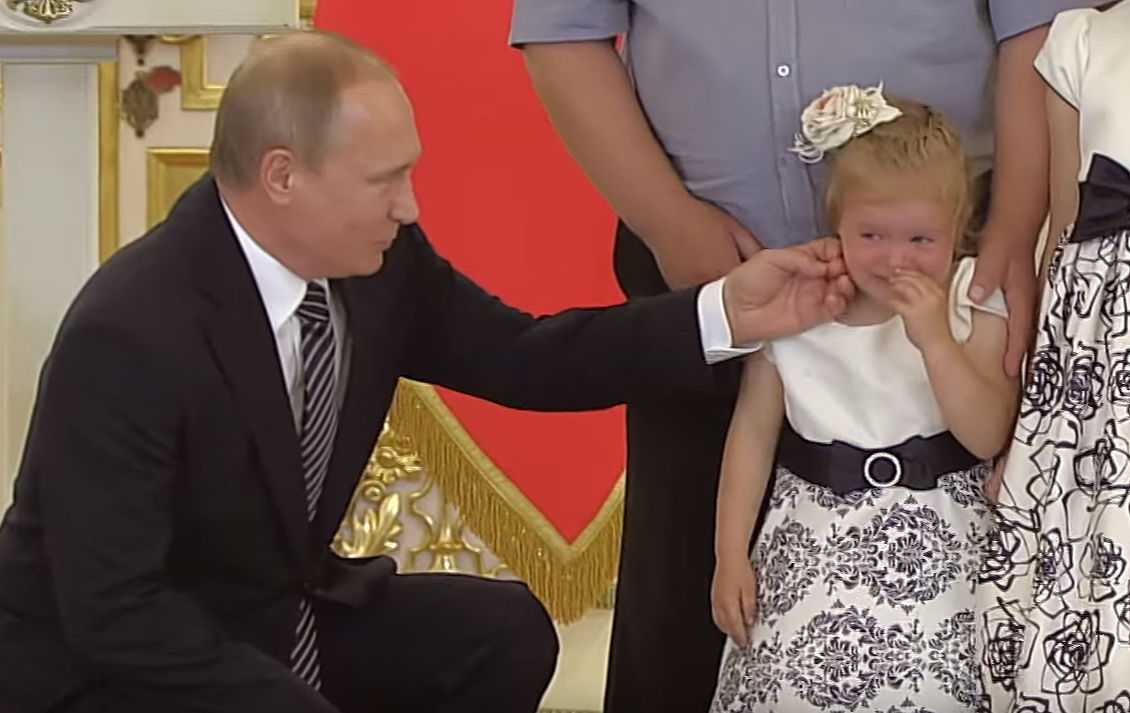 Путин пытался успокоить плачущую девочку в Кремле.