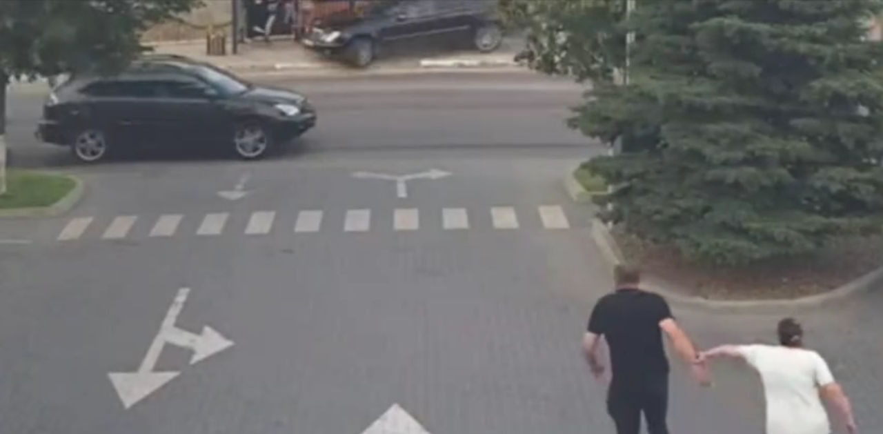 В Дурлештах автомобиль Mercedes врезался в остановку общественного транспорта.