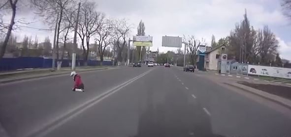 Девушка упала с заднего сидения мотоцикла, а водитель поехал дальше.