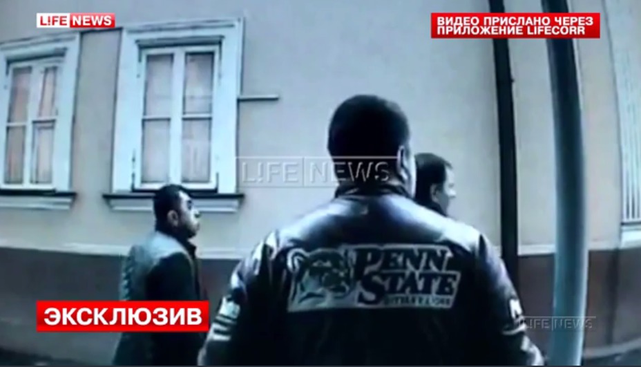 По словам пострадавшего телеведущего, на него набросилась группа неизвестных мужчин.